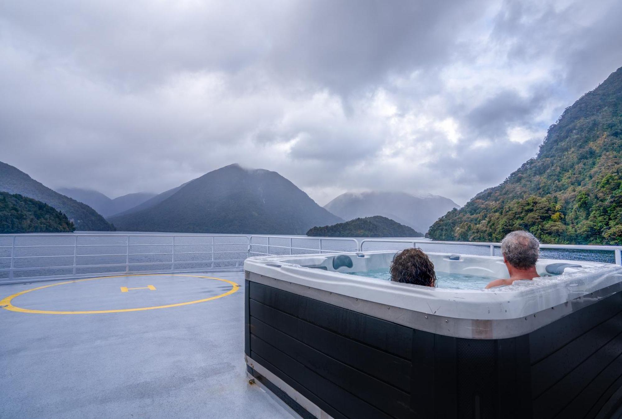 Milford Sound Overnight Cruise - Fiordland Discovery Zewnętrze zdjęcie