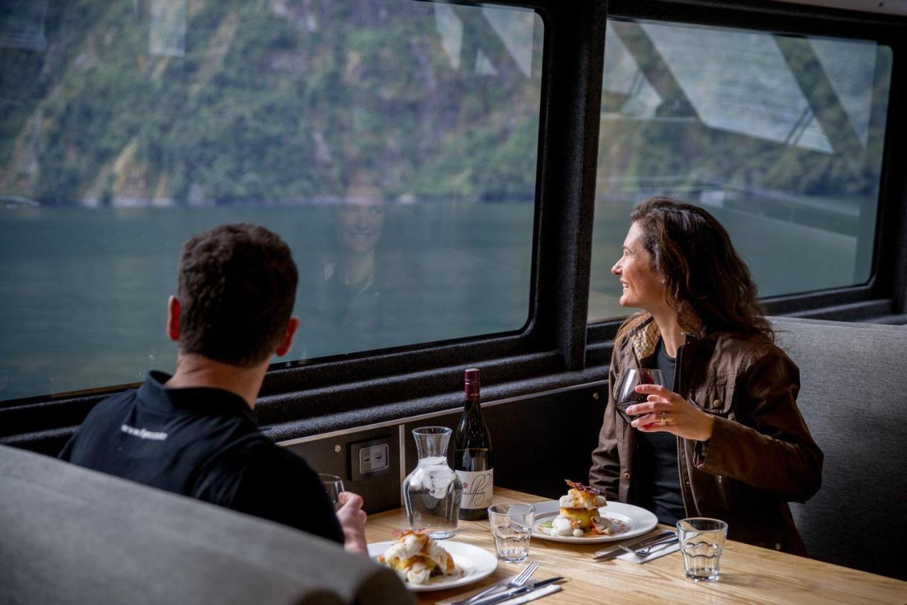 Milford Sound Overnight Cruise - Fiordland Discovery Zewnętrze zdjęcie